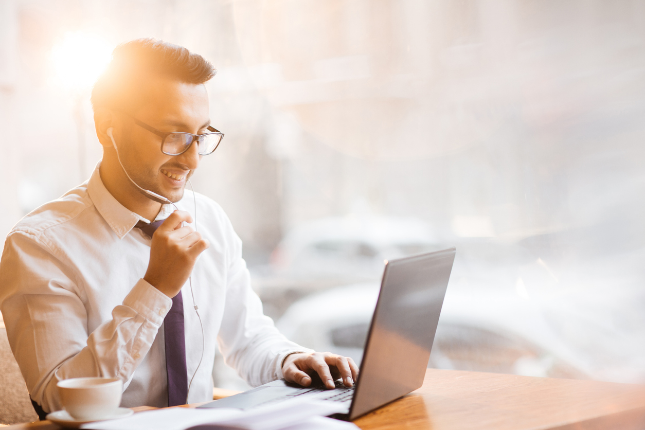 Mitarbeiter bei der Video-Konferenz im Home-Office